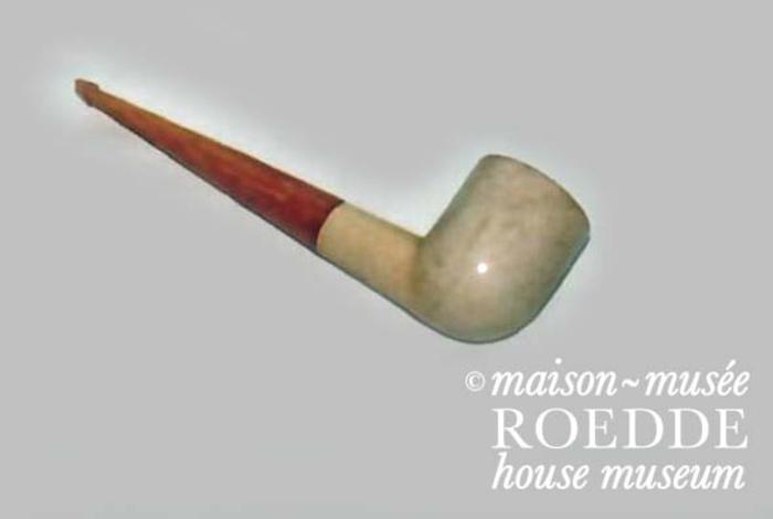 Creamy Smoking Pipe
